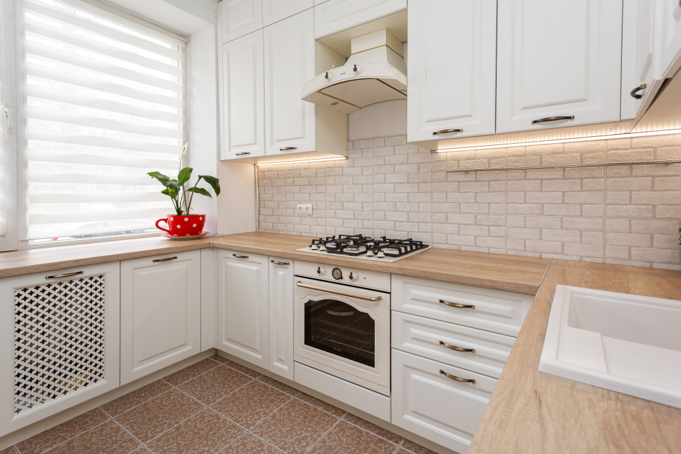 Белая кухня в стиле неоклассика