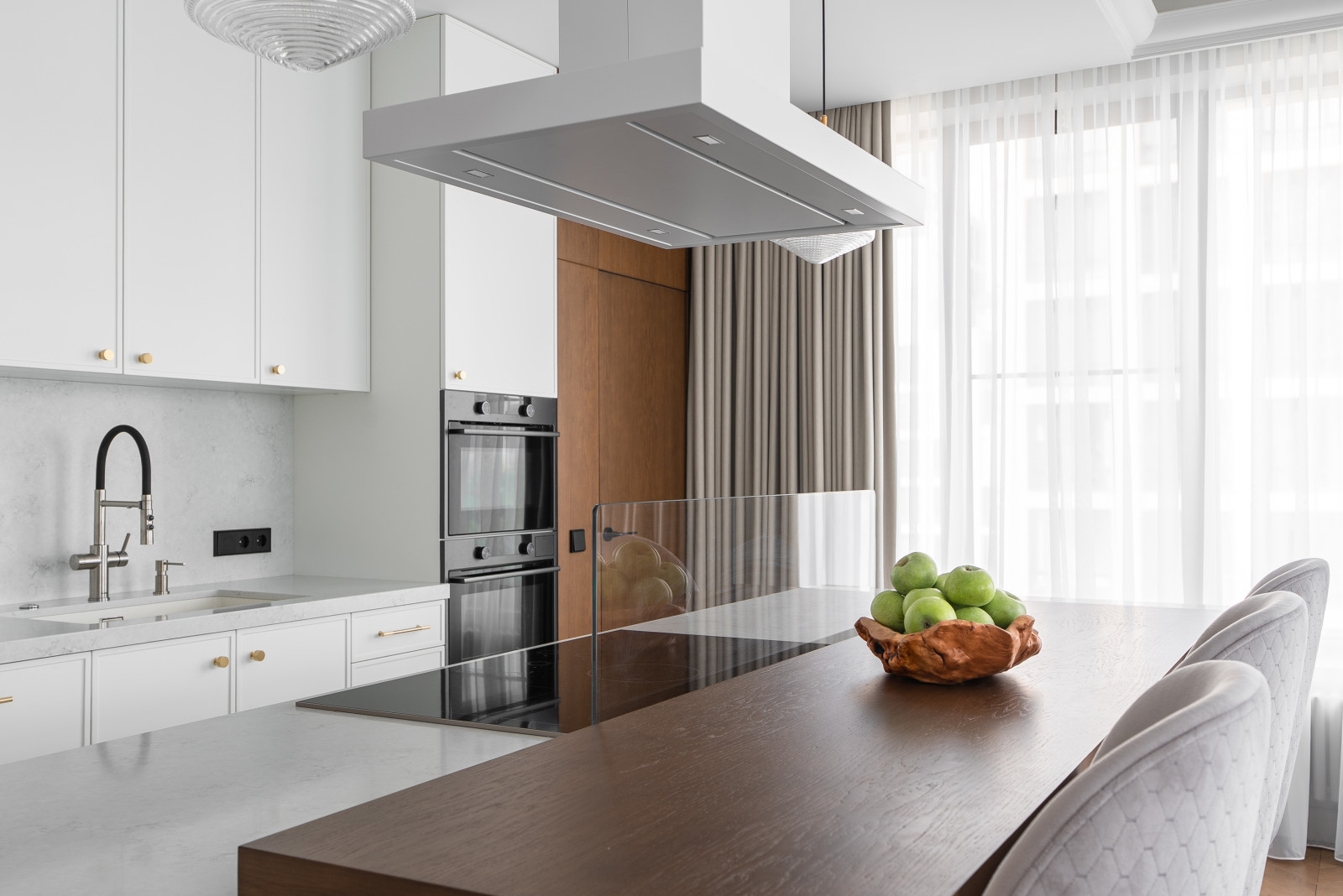 с видом на реку