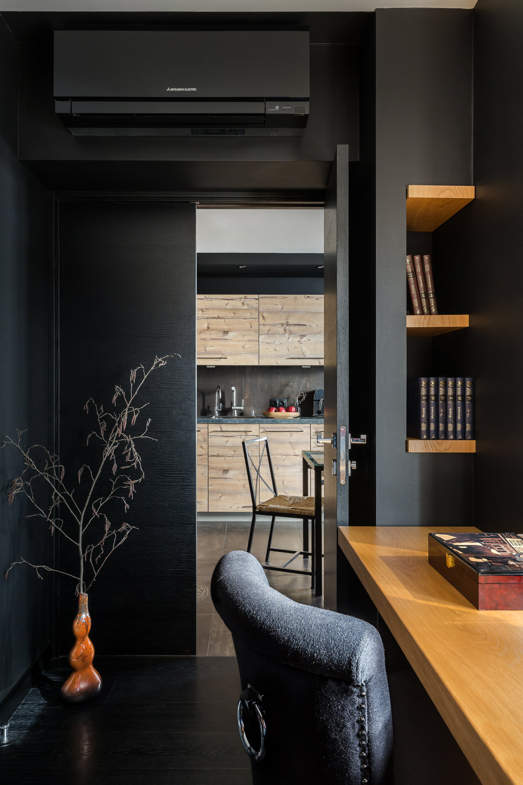 Houzz тур: Черная квартира для молодого заказчика