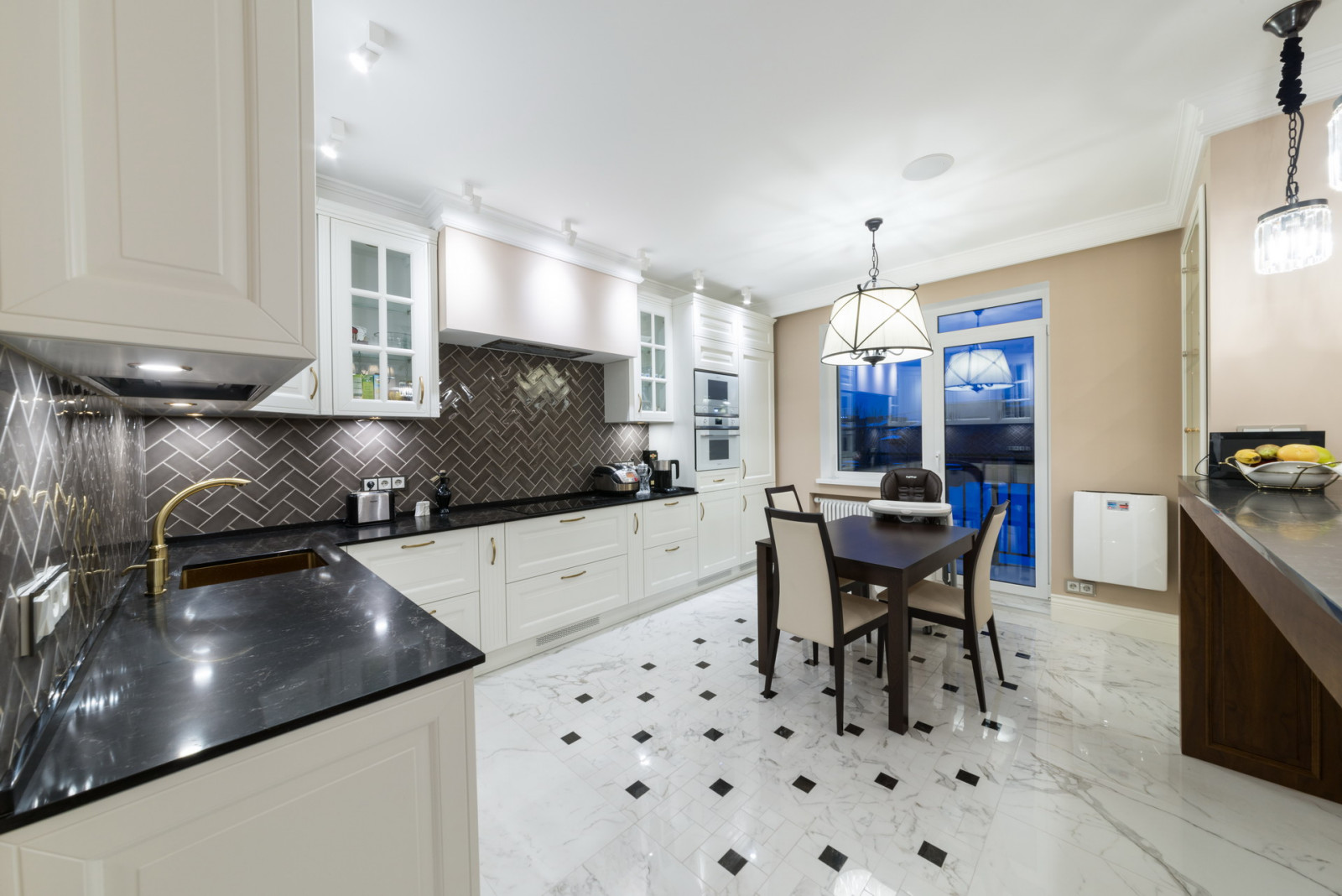 Большая светлая кухня