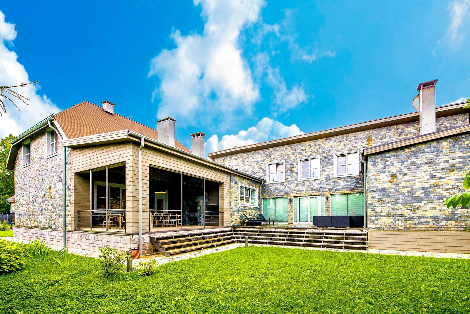 Дом с бассейном