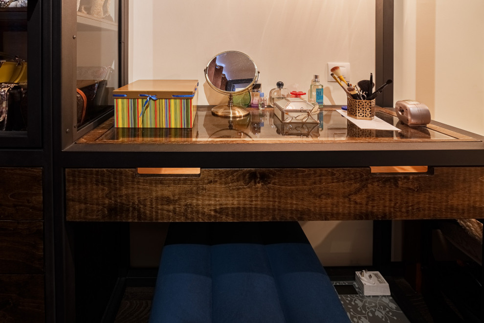 Гардеробная со стеклянными дверцами