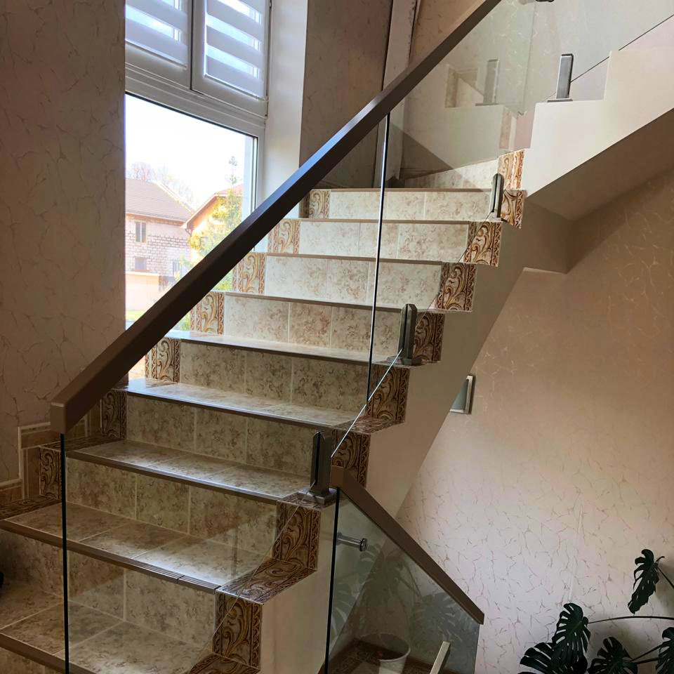 Стеклянные перила на стойках