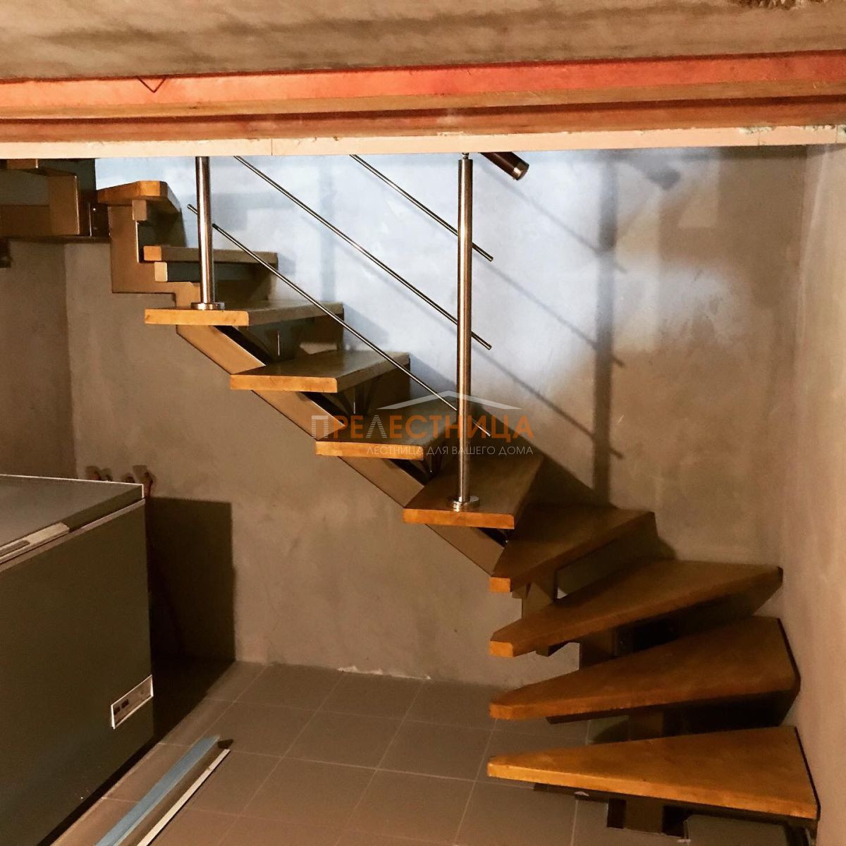 Лестница на центральной трубе Ассоль 45