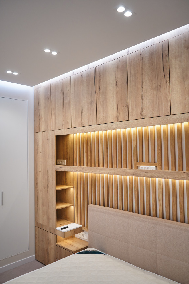 Вместительная система хранения у изголовья кровати с подсветкой