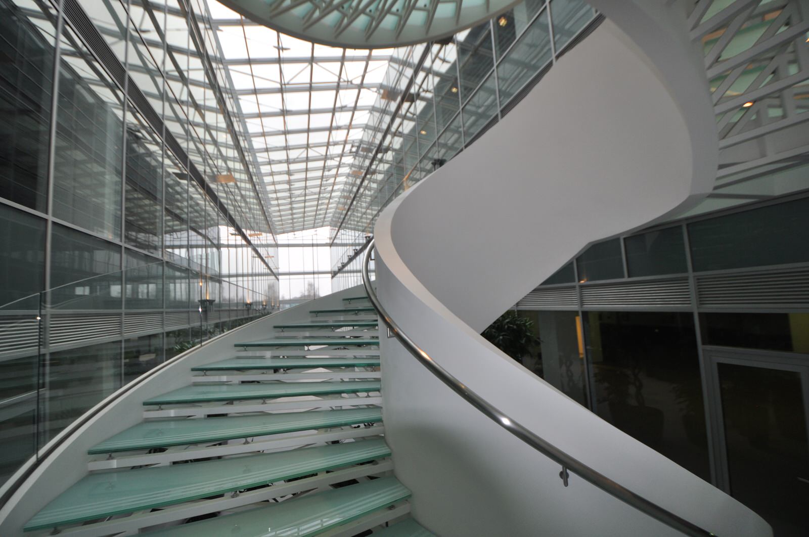 ЛЕСТНИЦА В МОСКОВСКОЙ ШТАБ-КВАРТИРЕ ADIDAS