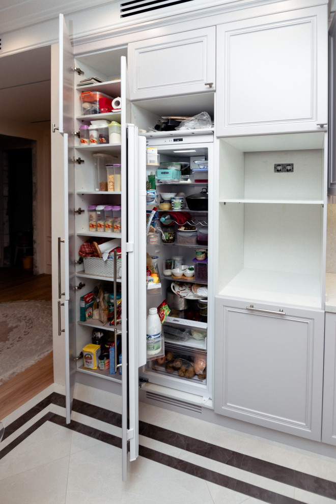 Нежно-серая кухня в неоклассическом стиле