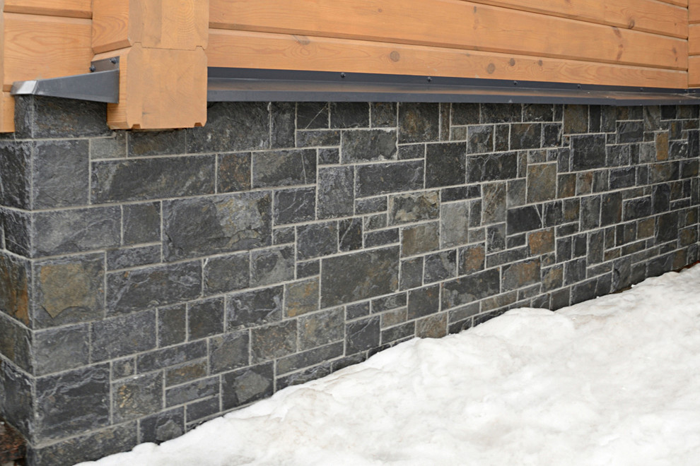 Дом из бруса с цоколем из камня