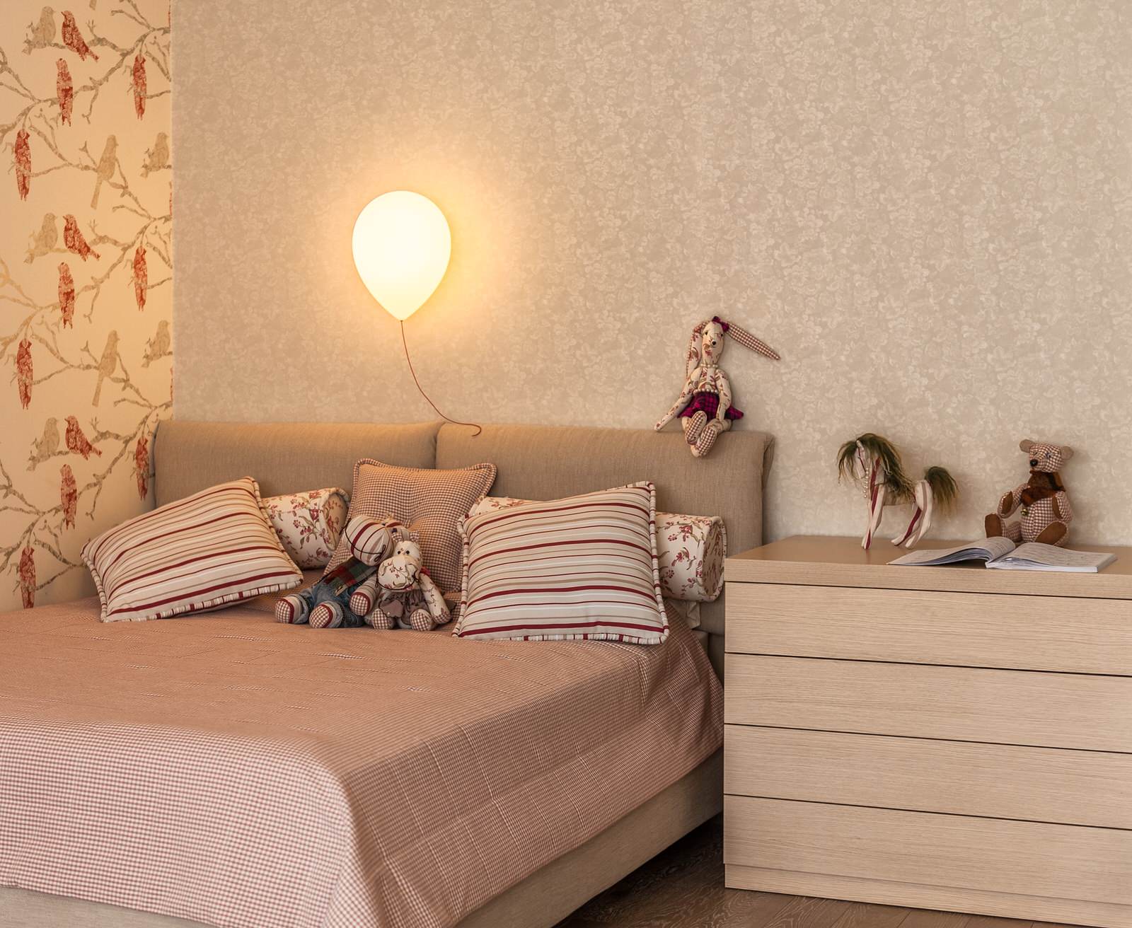 Яркий серый