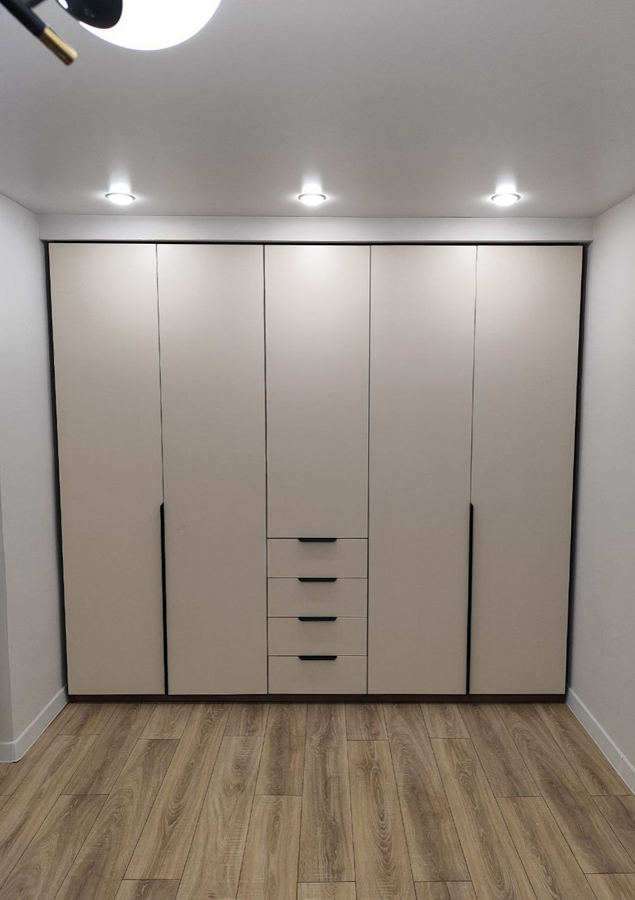 Встроенные распашные шкафы