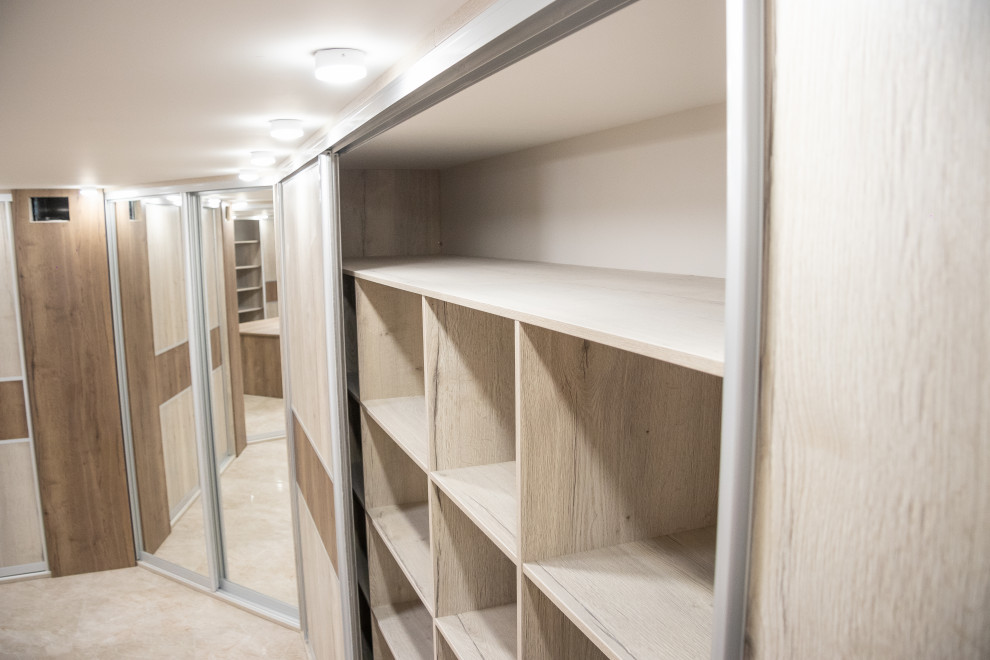 Гардеробная комната на цокольном этаже