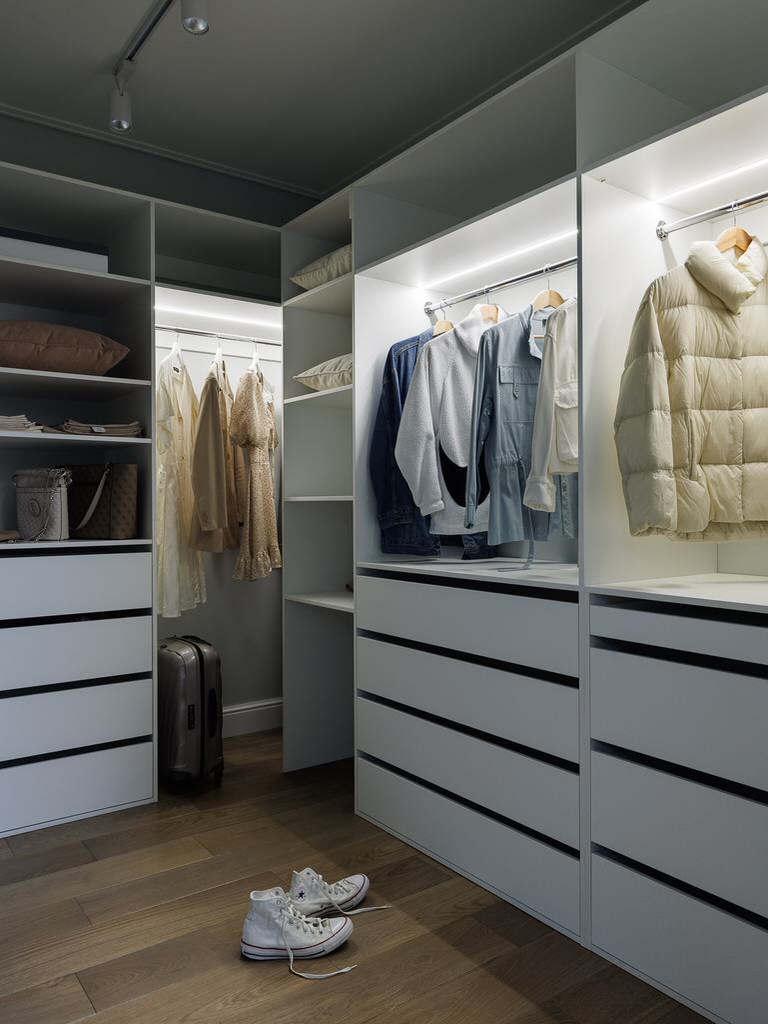 Комната молодой девушки под скатной крышей