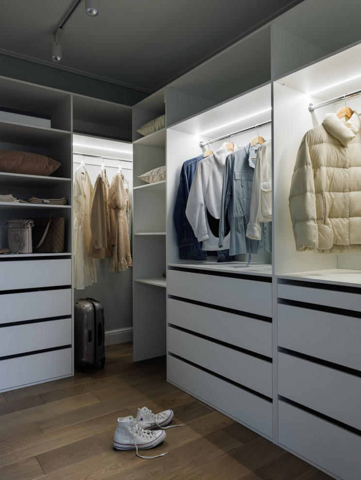 Комната молодой девушки под скатной крышей