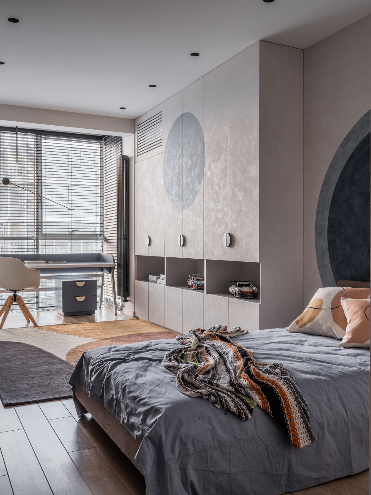 Фото реализованного проекта в современном стиле с яркими акцентами