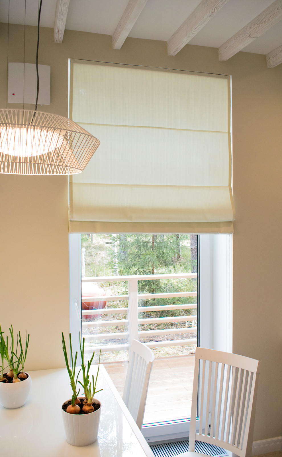 Римские шторы в интерьере кухни.