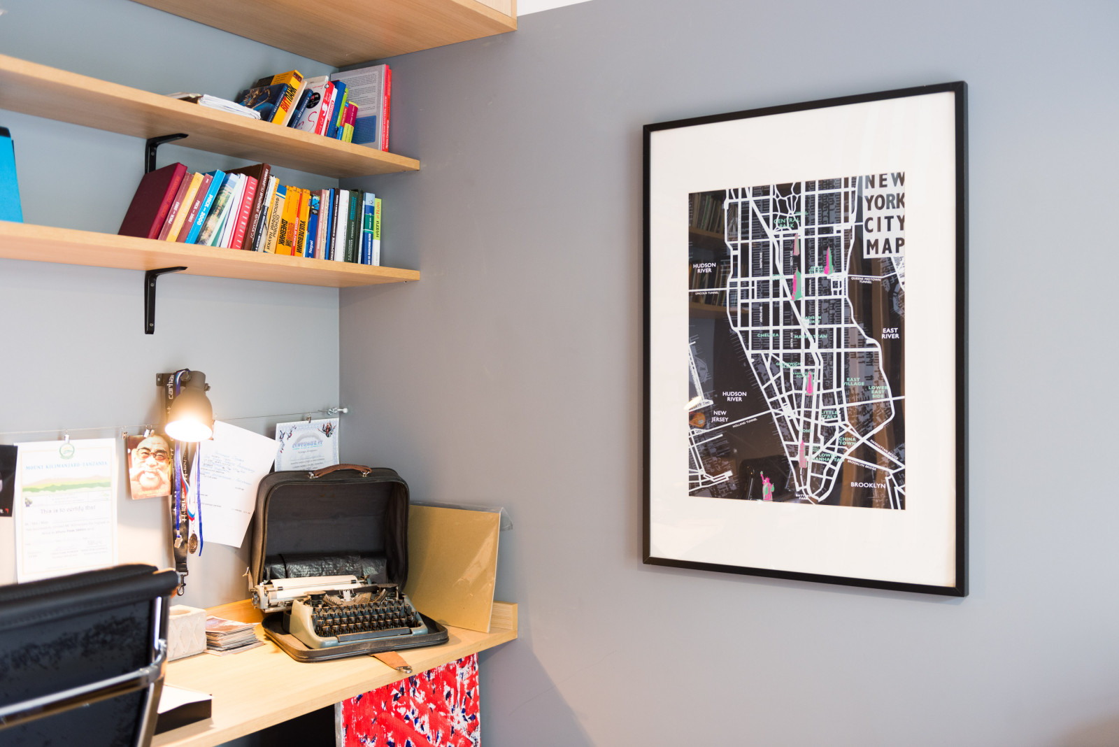 В гостях: Квартира в нейтральных тонах с кирпичной стеной