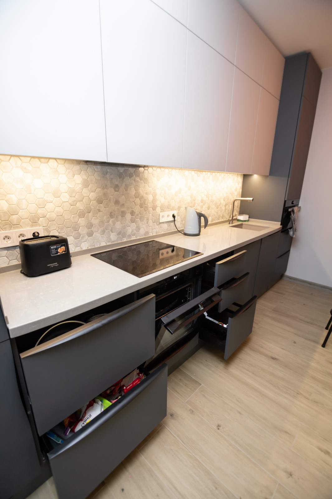 Двухцветная матовая кухня