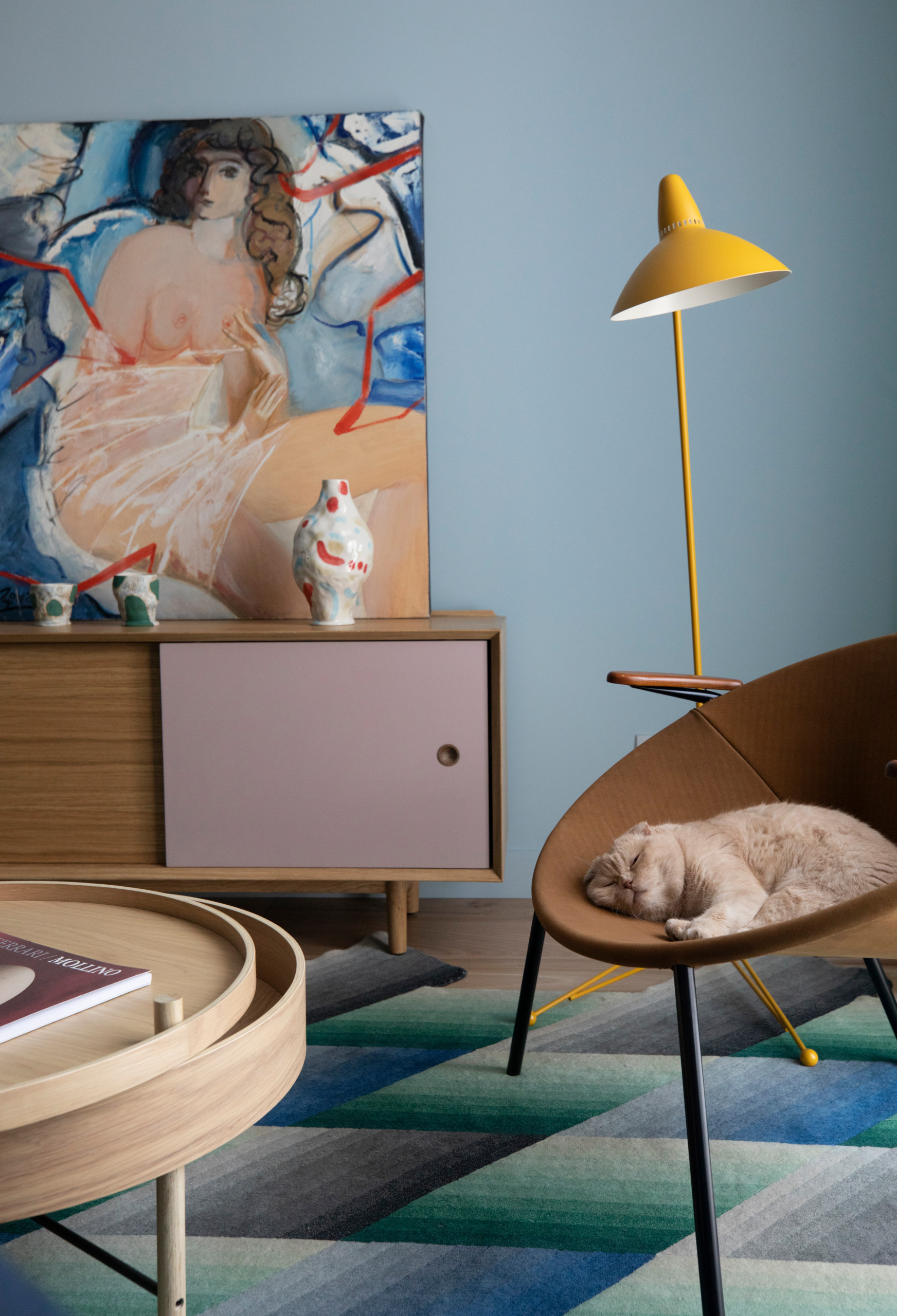 Проект недели: Синяя кухня с винтажными предметами и зайцем