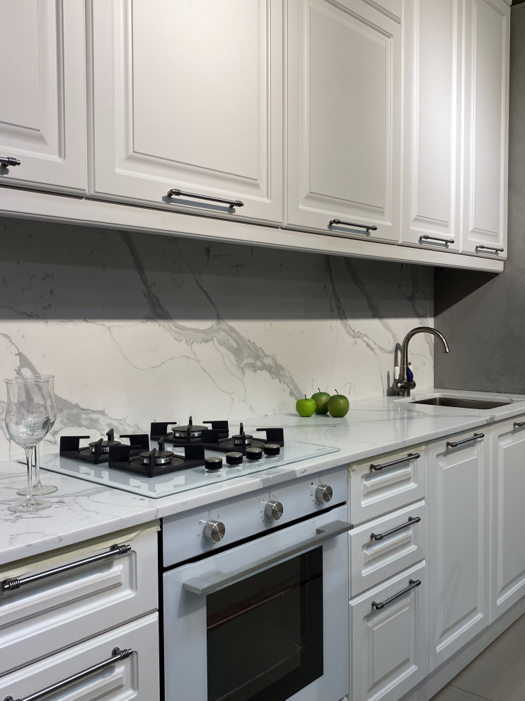 Столешница и фартук под мрамор для светлой кухни