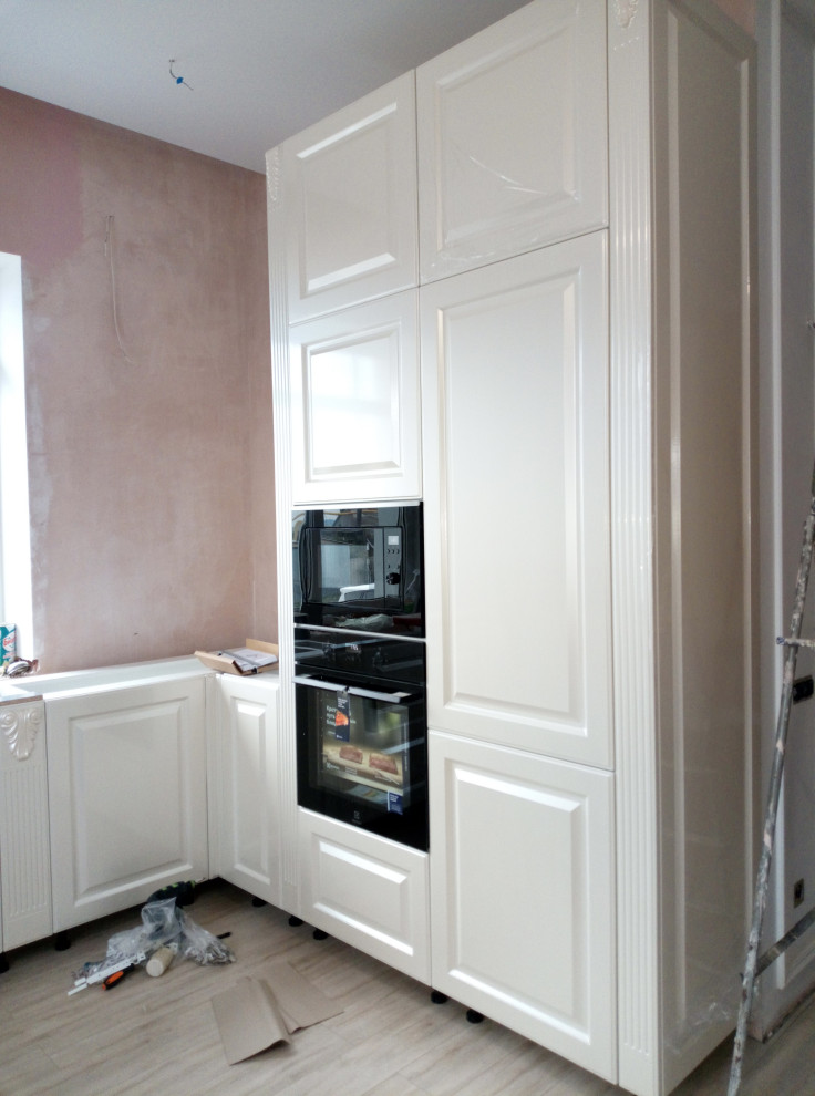 Кухня и гостиная с витринами