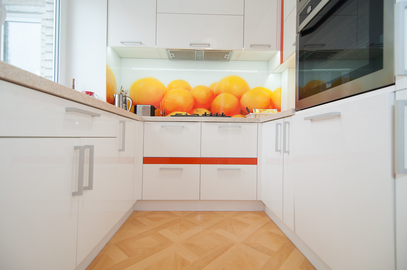 Апельсиновая кухня в панельном доме