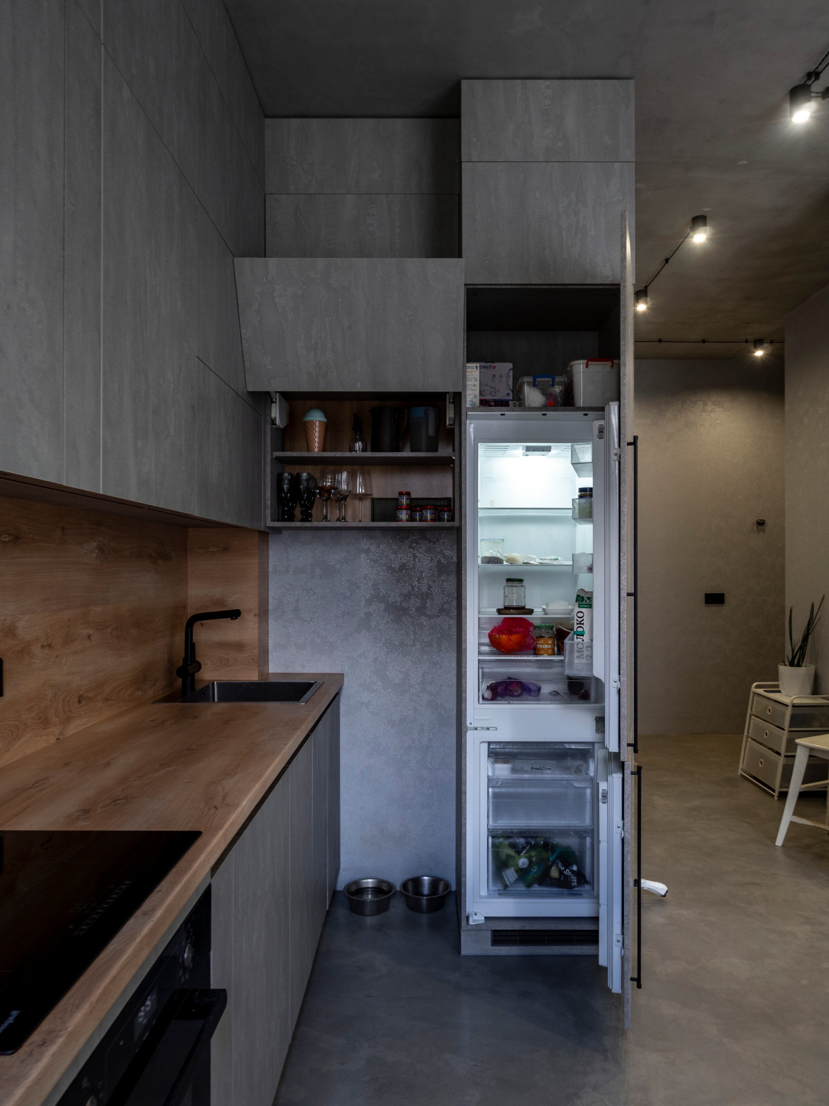 Элегантная минималистичная кухня в сером цвете