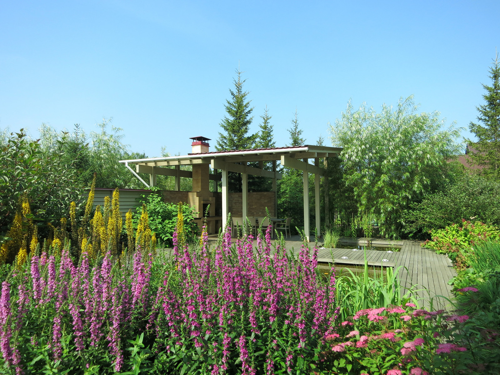 Сад с геометричным водоемом