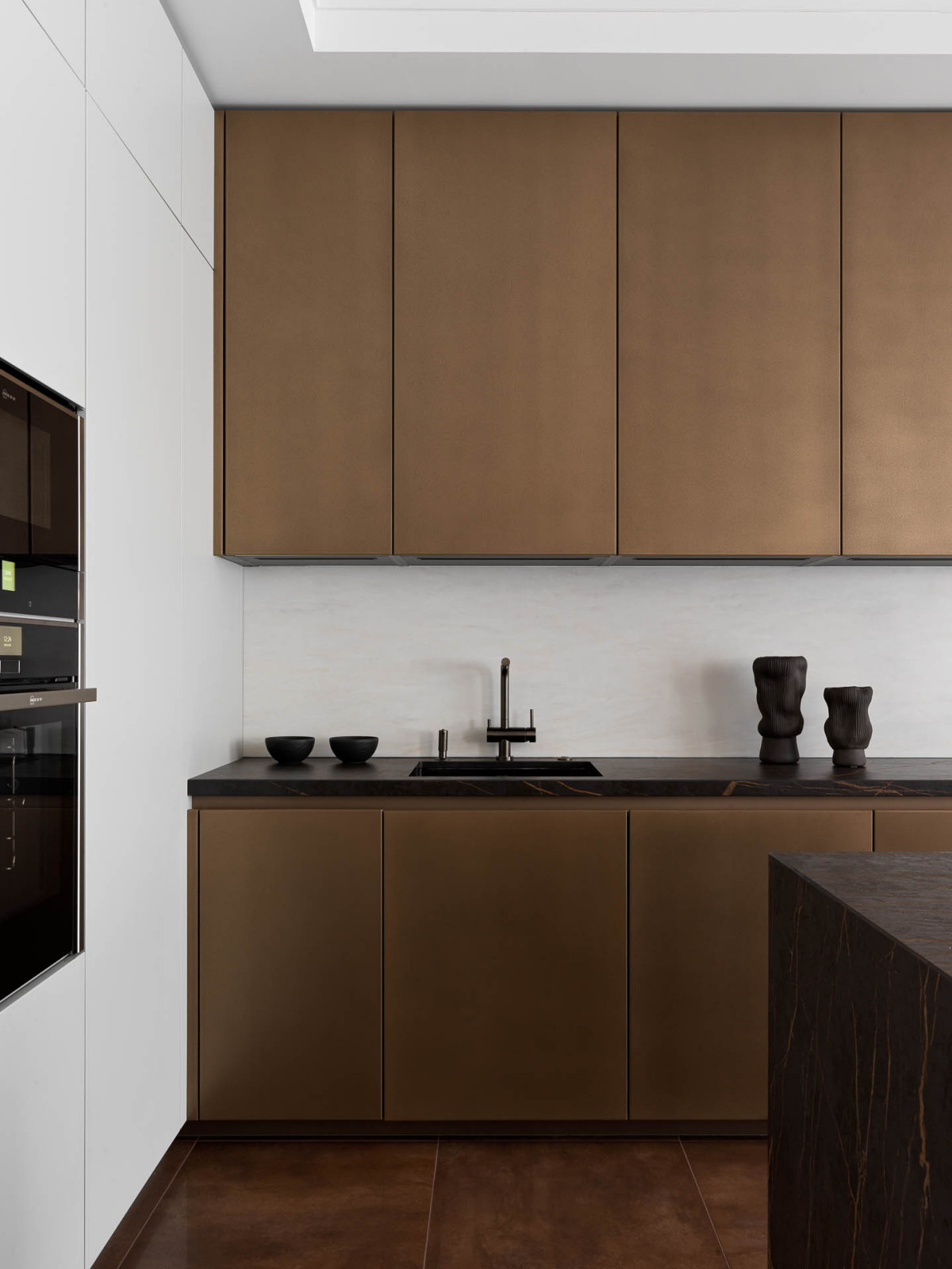 Houzz тур: Светлая квартира с эркером и бронзовой кухней