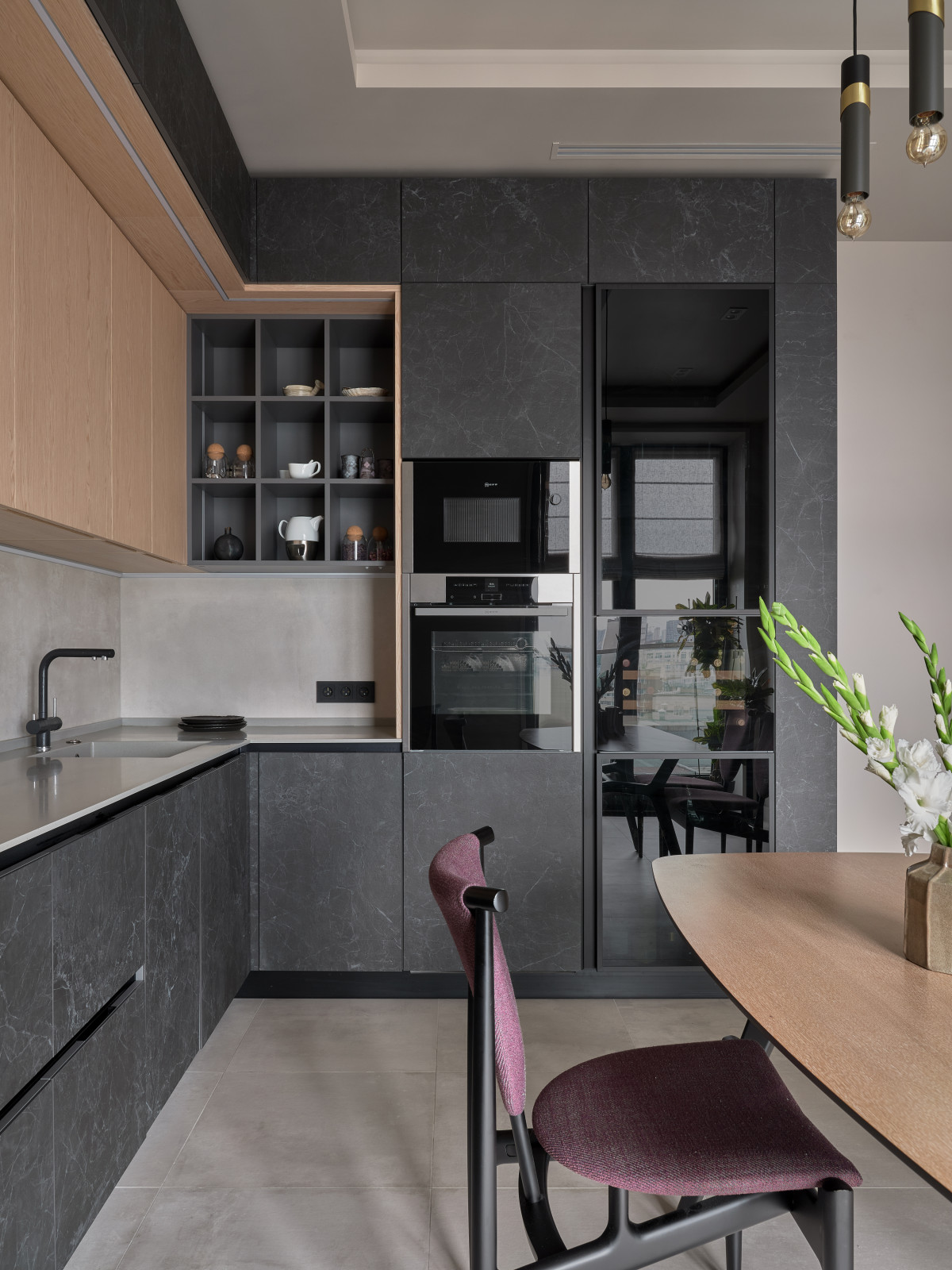 Современный интерьер с фиолетовыми акцентами