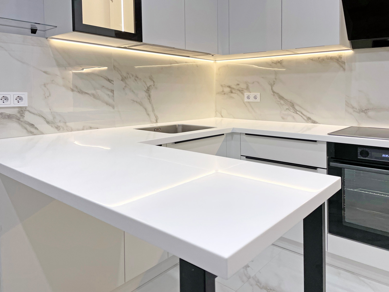 Стильная кухня с белыми фасадами Кристайл супер мат