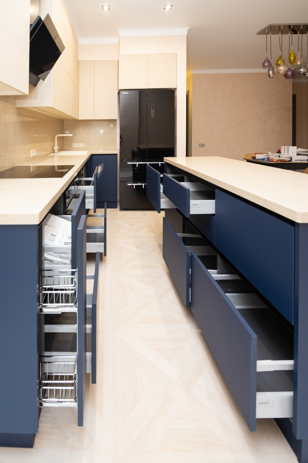 Бело-синяя кухня в современном стиле