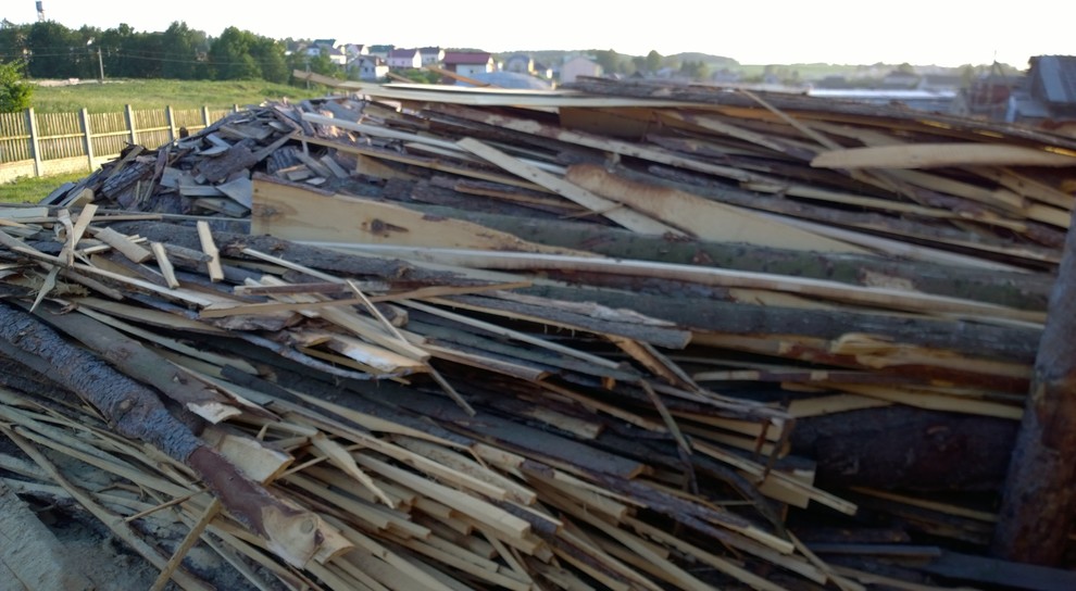 Реечная стена из обрезков дерева