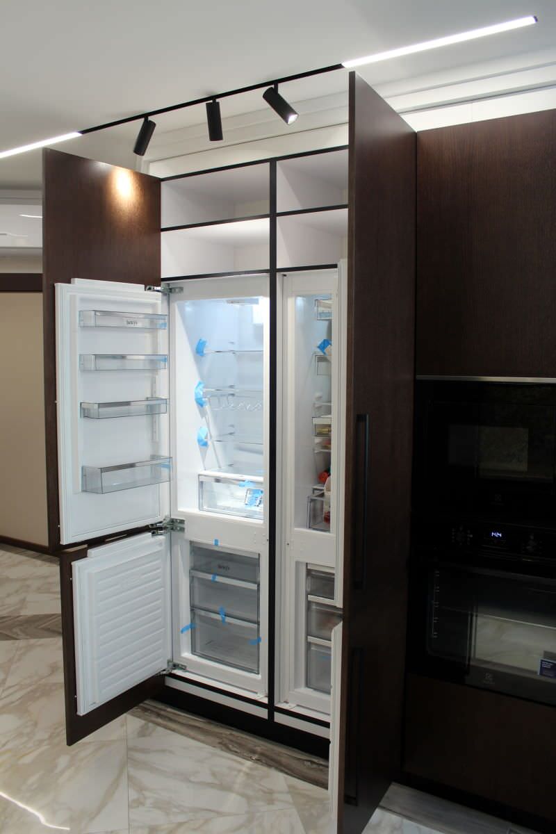 Два встроенных холодильника