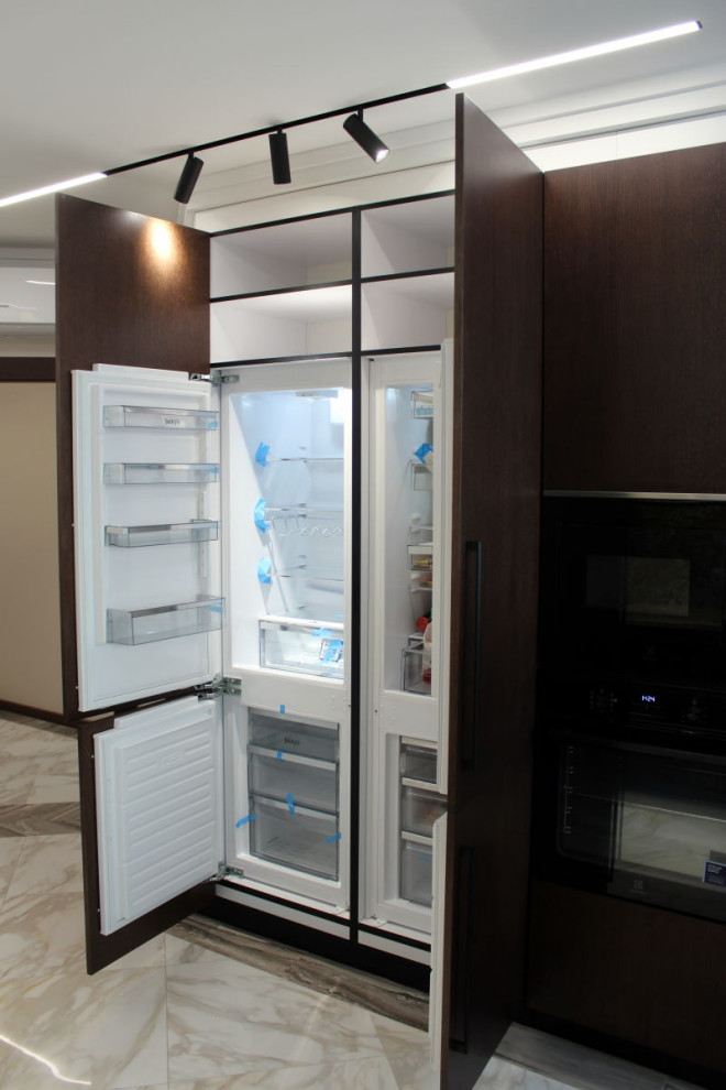 Два встроенных холодильника