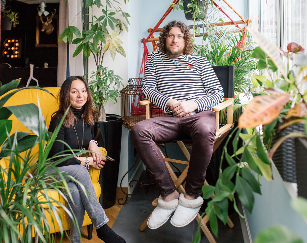 В гостях: Фьюжн-интерьер с черной спальней и цветами на стенах