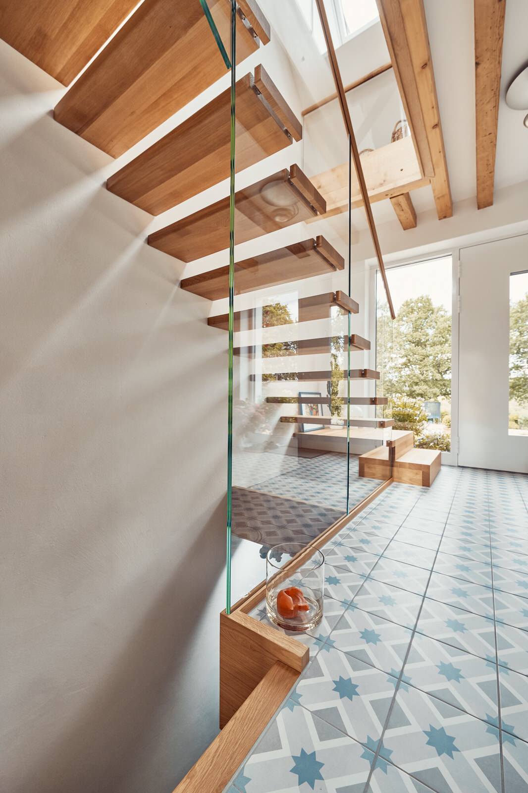Консольная лестница из дуба со стеклянной балюстрадой