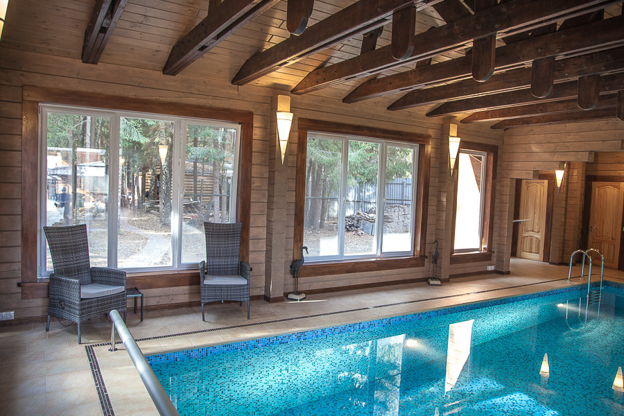 Бассейн в деревянном доме