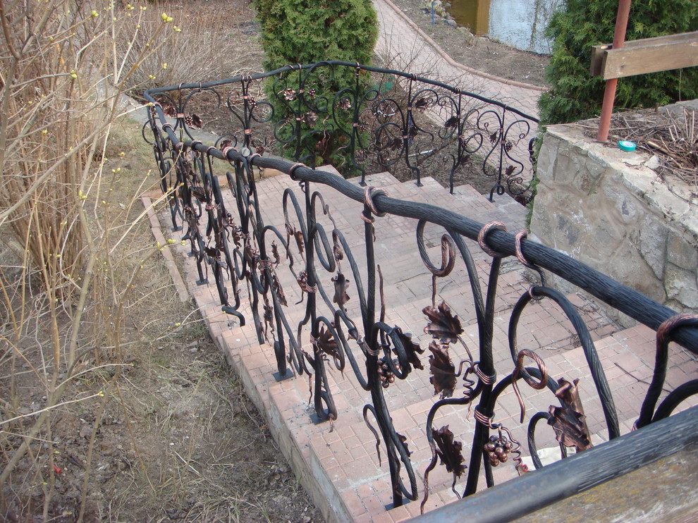 Кованые ограждения в саду, г. Звенигород