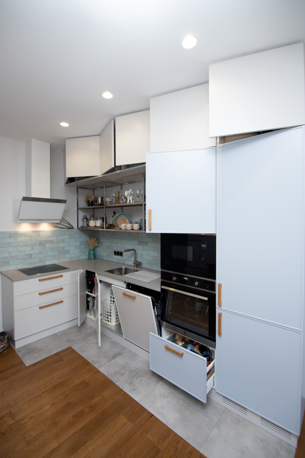 Светлая кухня в неоклассическом стиле