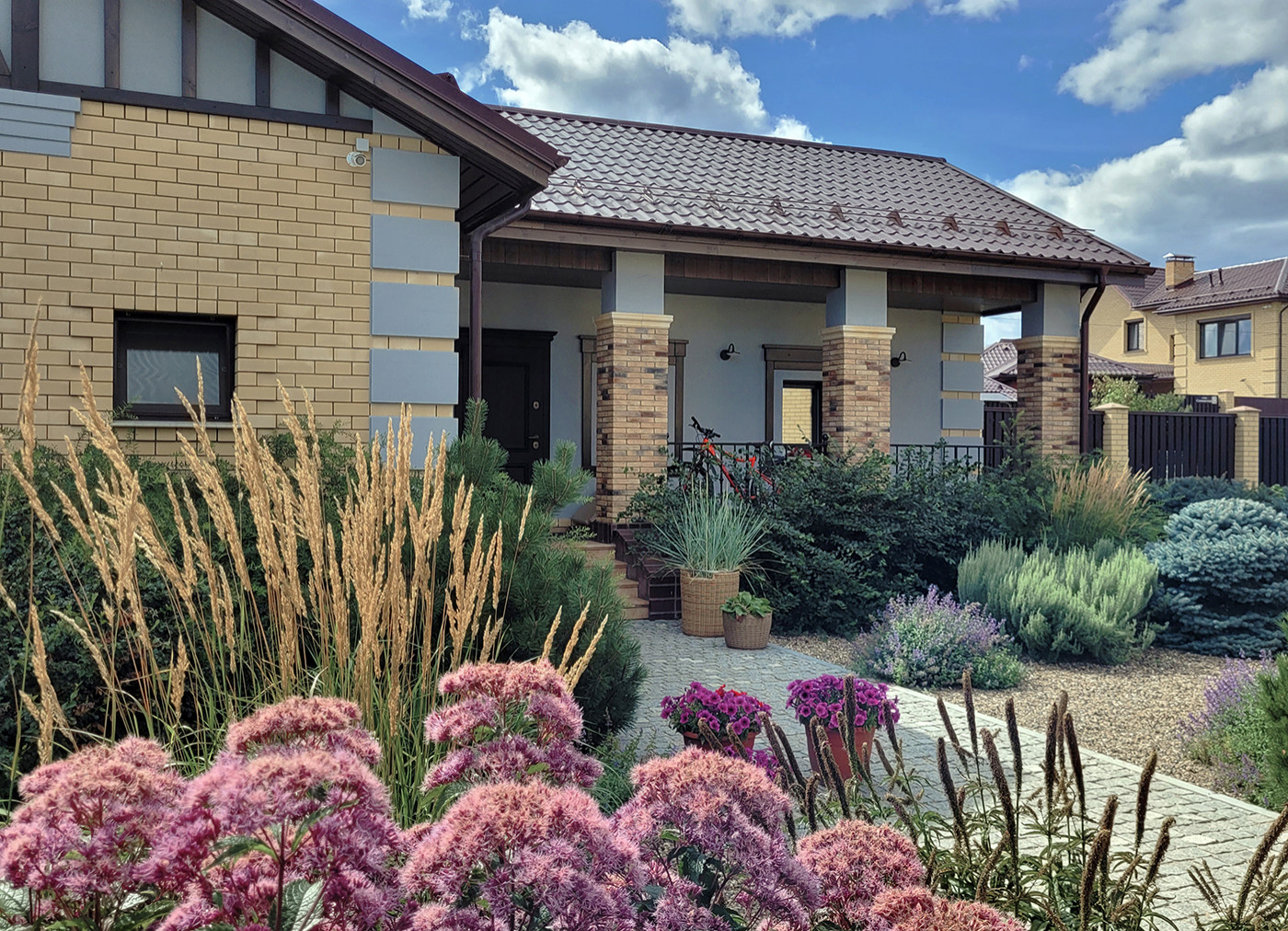 Элимус песчаный в плетеных корзинах и другие сизоватые и серебристые растения