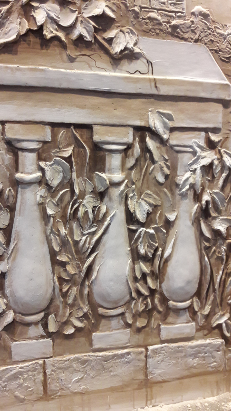 Цветной барельеф в кухне. Частный дом