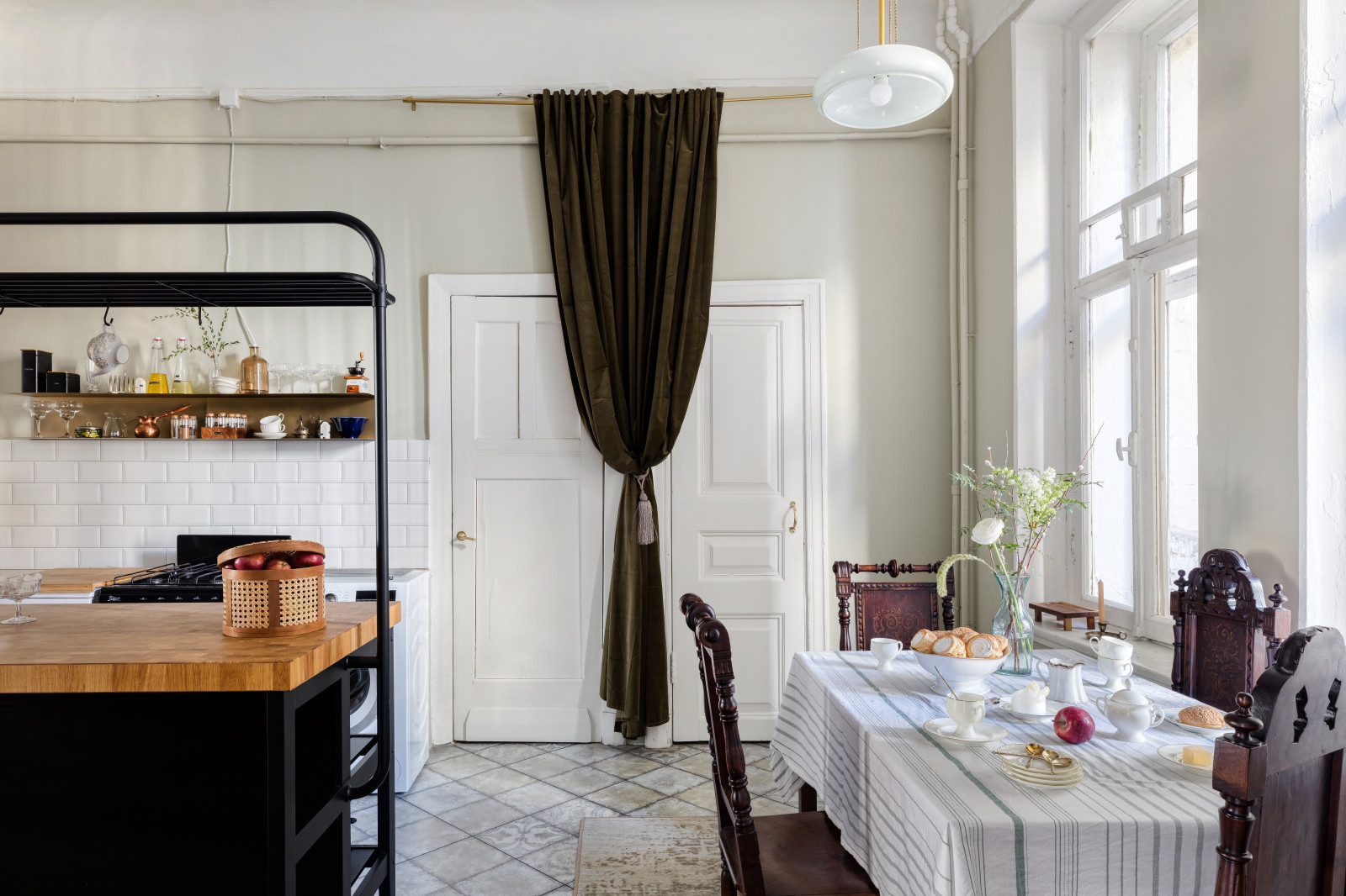 В гостях: Квартира в Петербурге – со слоном и антиквариатом