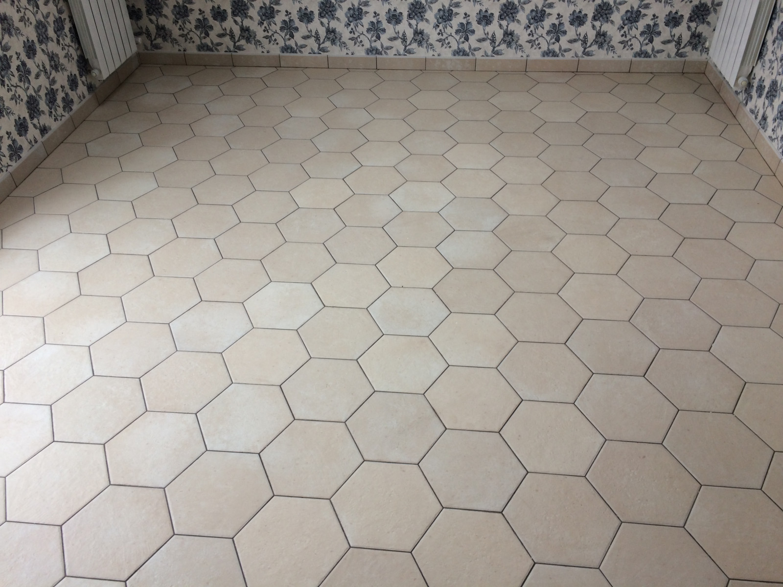 Обложка проекта: Спальня с гибискусами на мансардном этаже