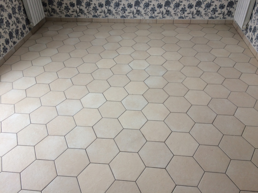 Обложка проекта: Спальня с гибискусами на мансардном этаже