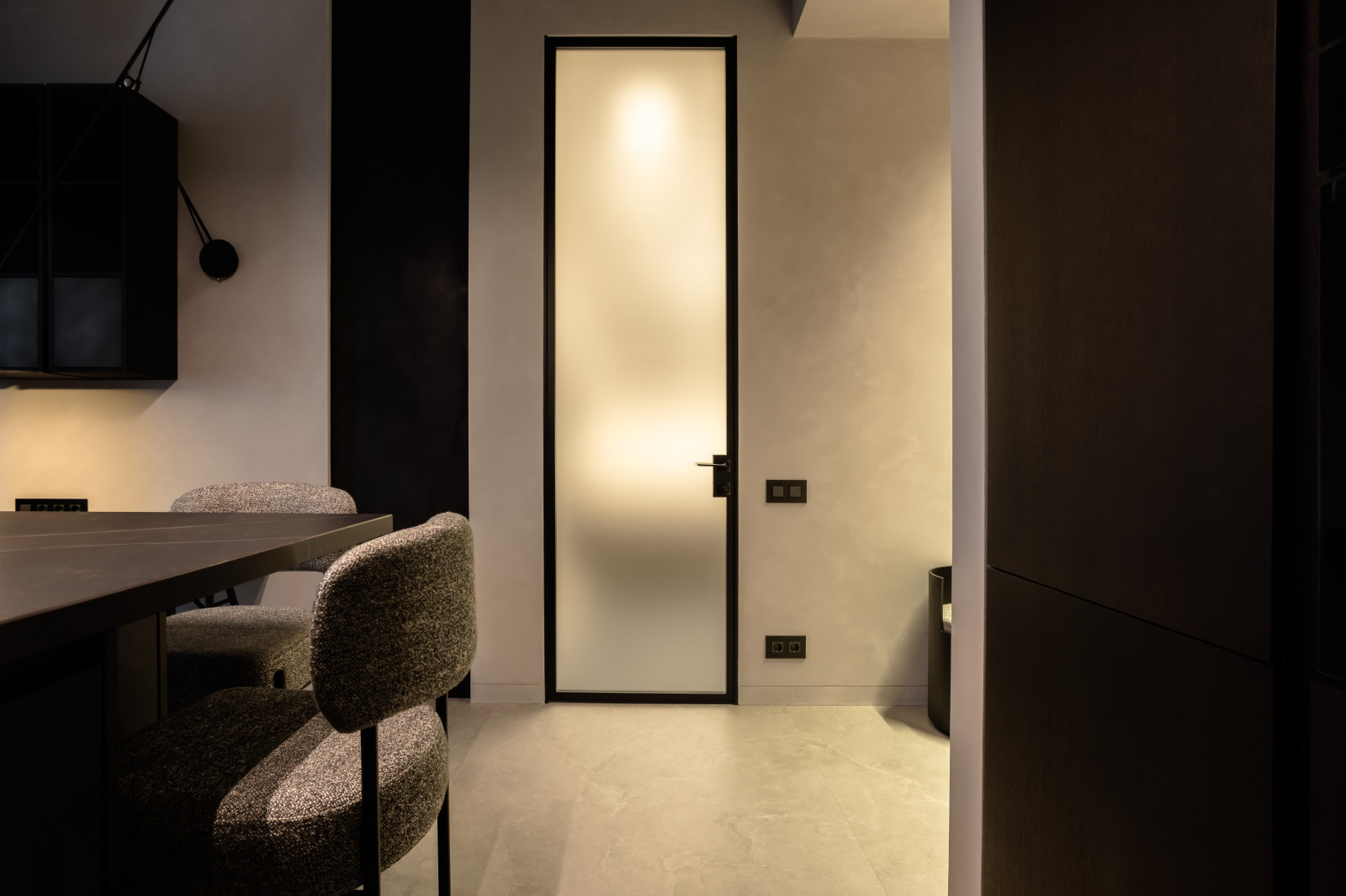 Черно-белая студия с парижским акцентом