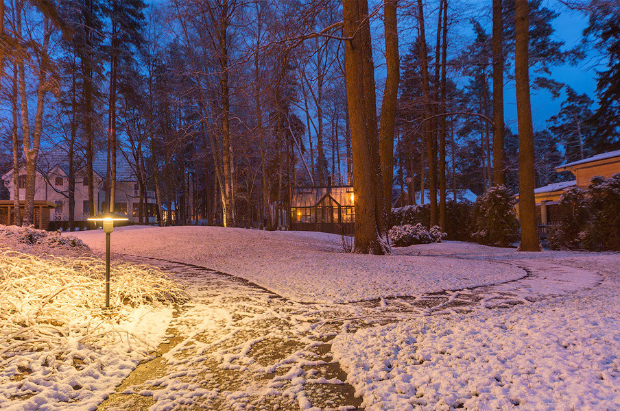 Участок в поселке со старыми кленами и дубами