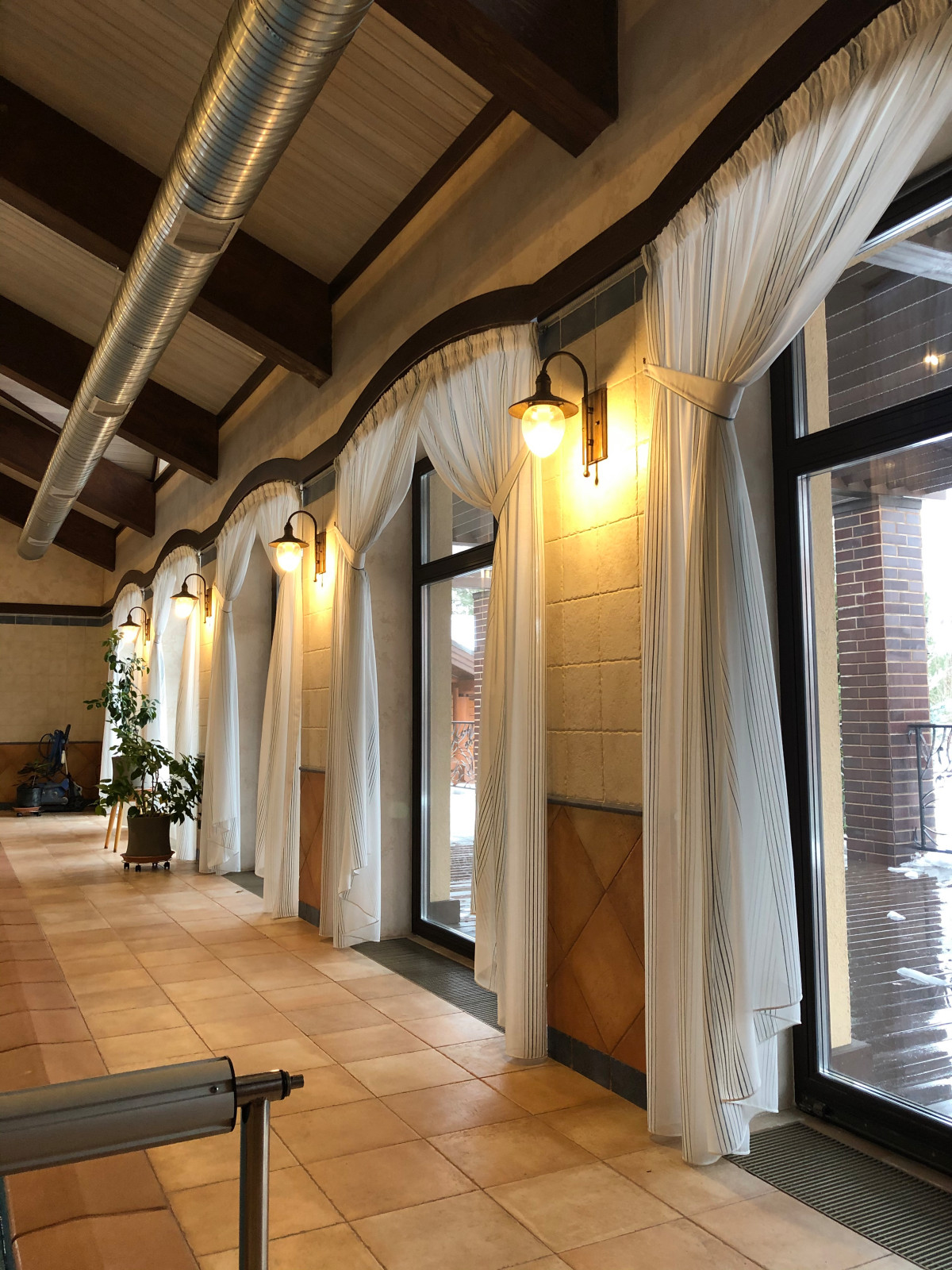 Обложка проекта: Лёгкие шторы для бассейна