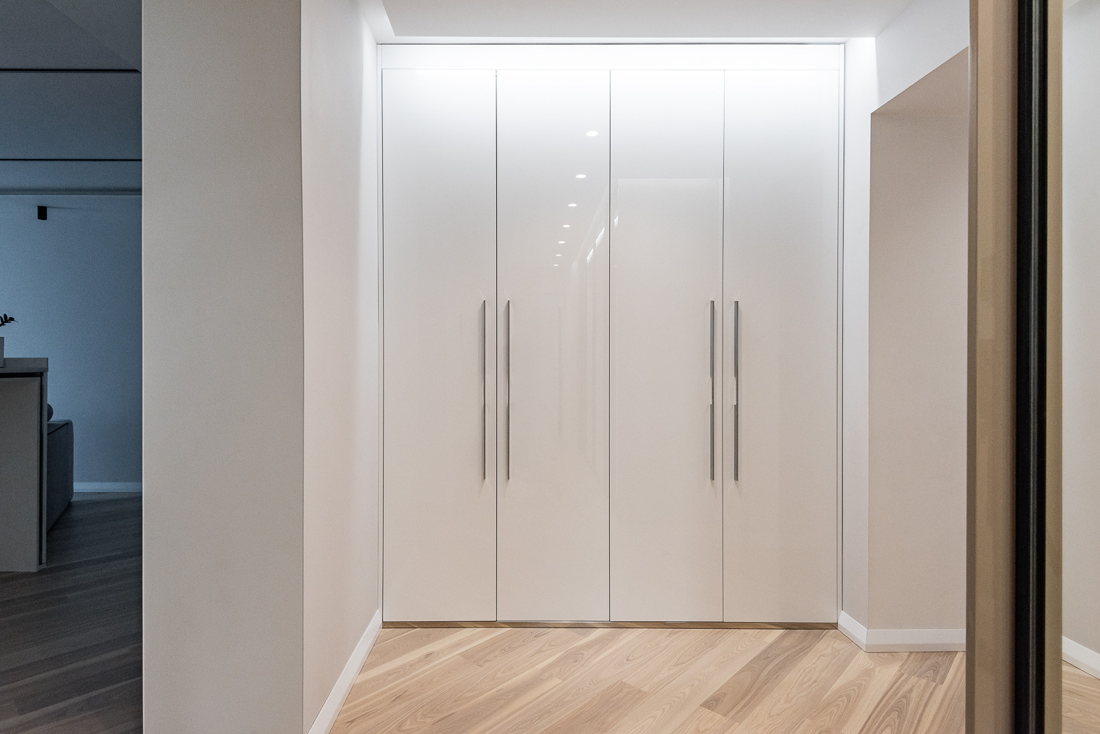 Шкаф в прихожей