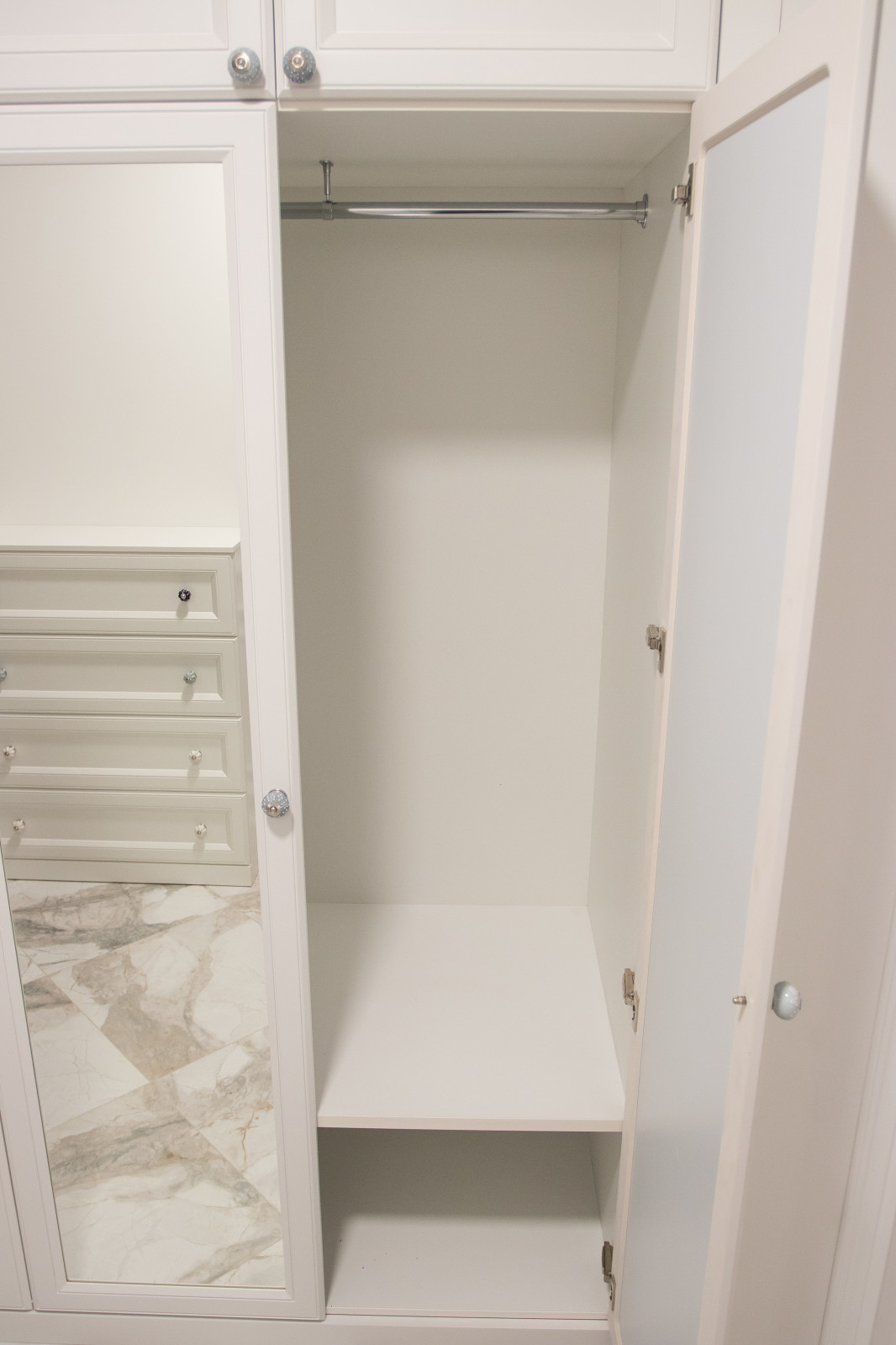 Прихожая в современной классике