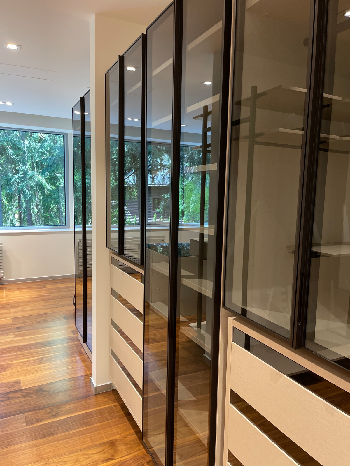 Распашной шкаф с системой RPE raumplus и Гардеробная система UNO raumplus